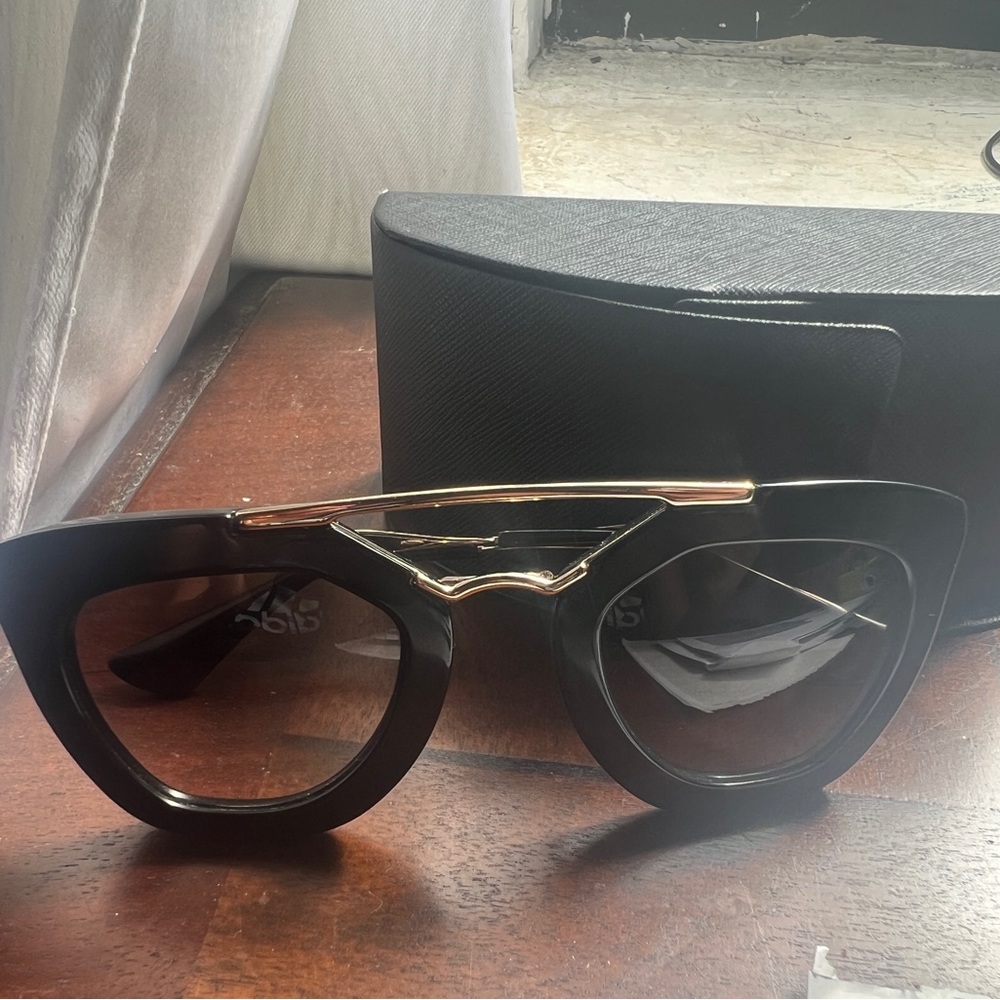 Woman Prada sunglasses!!!